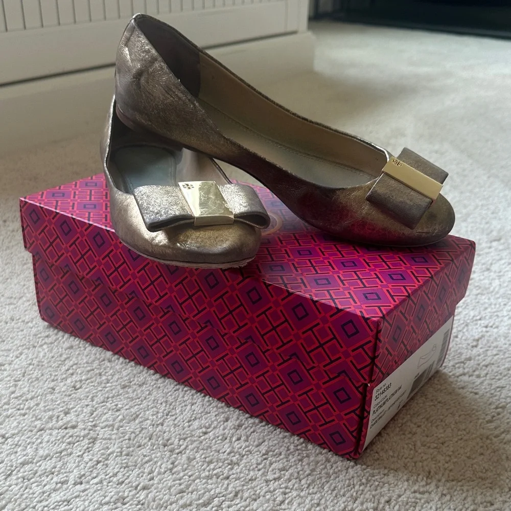 RARE Tory Burch Chase Ballet Flats with Bow - Odyssey in Platinum Size 9